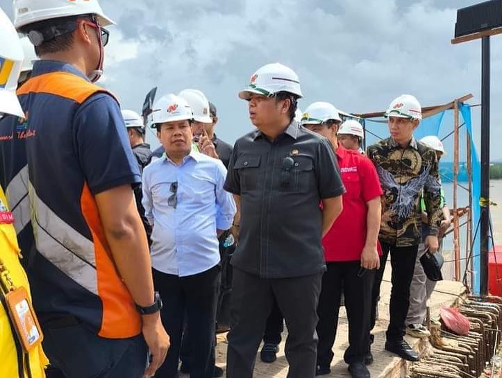 Lasarus saat Meninjau Jembatan Sungai Sambas Besar (JSSB)